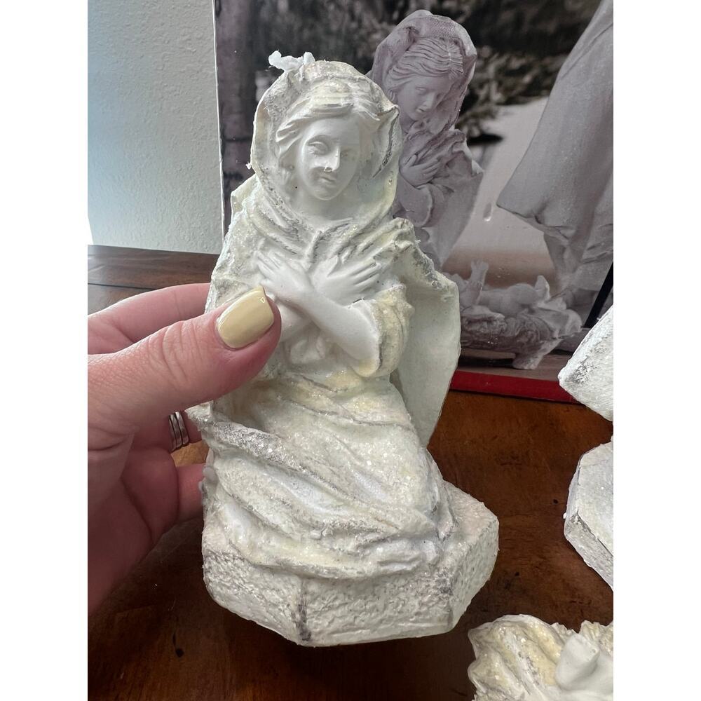 White glittery 3 piece Nativity Scene - Picture 4 of 10